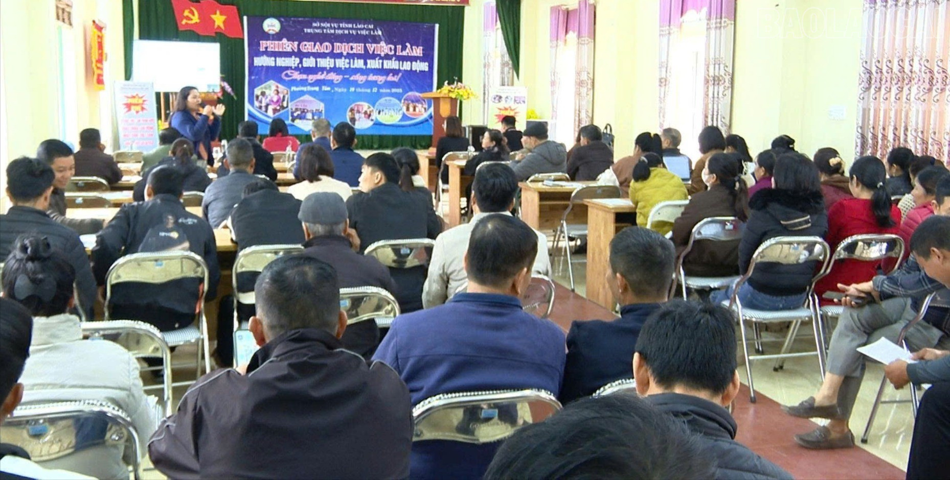 Scény z veletrhu pracovních příležitostí. baolaocai-tr_3490332152156511449-413.jpg