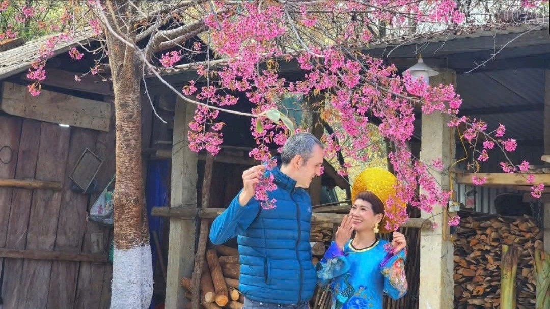 گردشگران در کنار گلهای Tớ dày (روز تُو) ثبت نام میکنند. baolaocai-tr_img-2606-5529.jpg