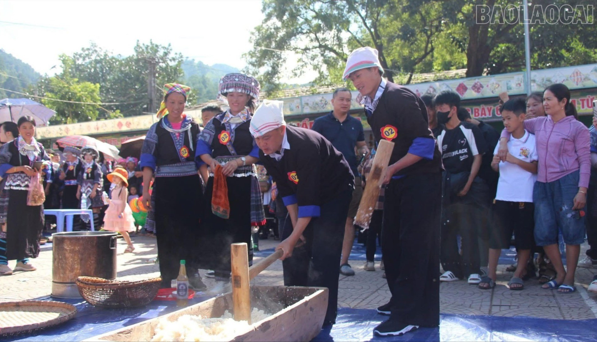 مسابقه کوبیدن کیک برنجی. baolaocai-tr_img-2584-1242.jpg