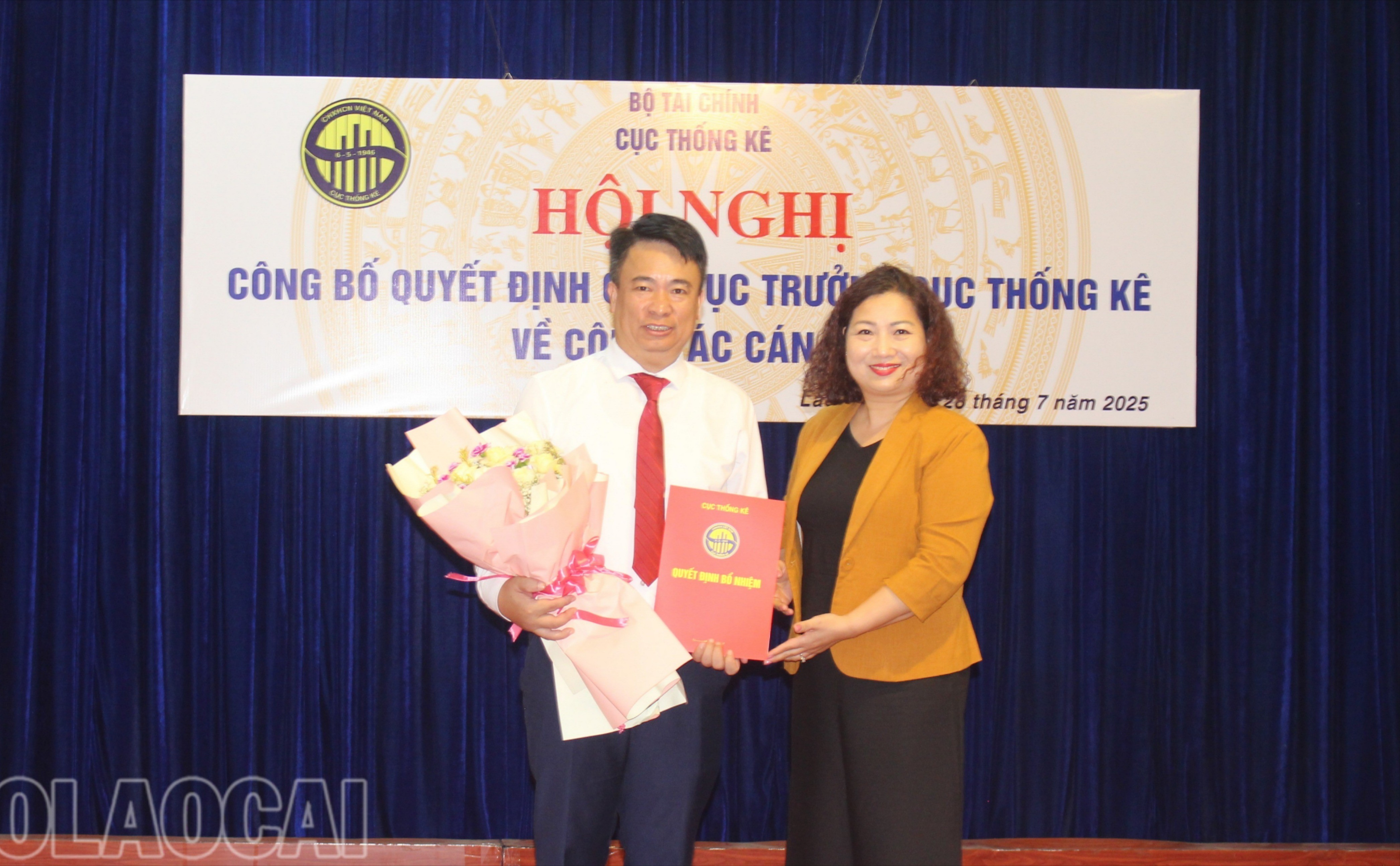 Đồng chí Lê Thị Tường Thu, Phó Cục trưởng Cục Thống kê trao các quyết định và tặng hoa chúc mừng đồng chí Vũ Tuấn Hà, Trưởng Thống kê tỉnh Lào Cai. img-1055-3054.jpg
