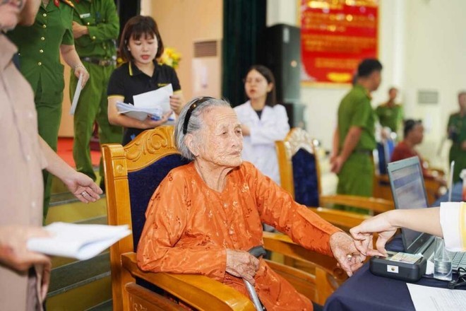 Kỹ thuật viên của GeneStory triển khai lấy mẫu ADN tại địa phương sinh sống của từng thân nhân liệt sĩ. Kỹ thuật viên của GeneStory triển khai lấy mẫu ADN tại địa phương sinh sống của từng thân nhân liệt sĩ.