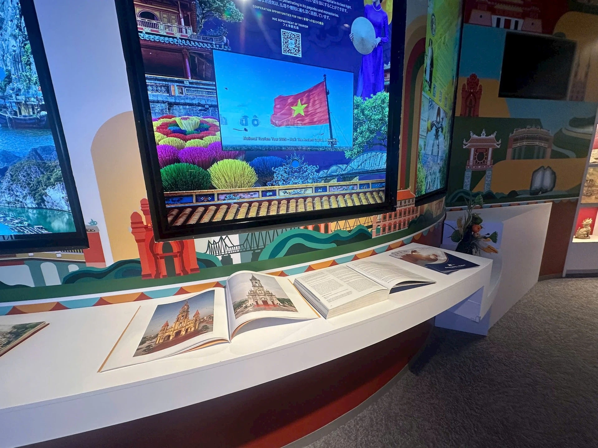 Nhiều hình ảnh đẹp về văn hoá, du lịch Hà Nội giới thiệu tới người dân Nhật Bản.