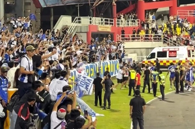 CĐV Selangor lao xuống sân làm loạn.