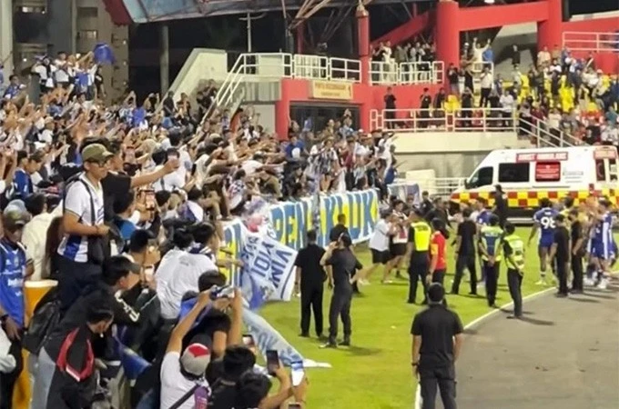 CĐV Selangor lao xuống sân làm loạn.