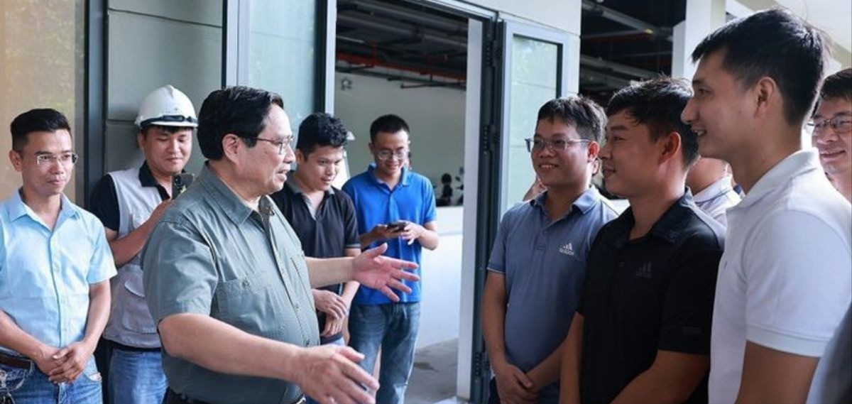 Thủ tướng Phạm Minh Chính nói chuyện với cư dân, người lao động tại khu nhà ở xã hội trong dự án khu đô thị Ecogarden. ttxvn-thu-tuong-tham-mot-so-du-an-cua-thanh-pho-hue-8172739-3-15391997096075172906528-68500566649989277881665-897.jpg
