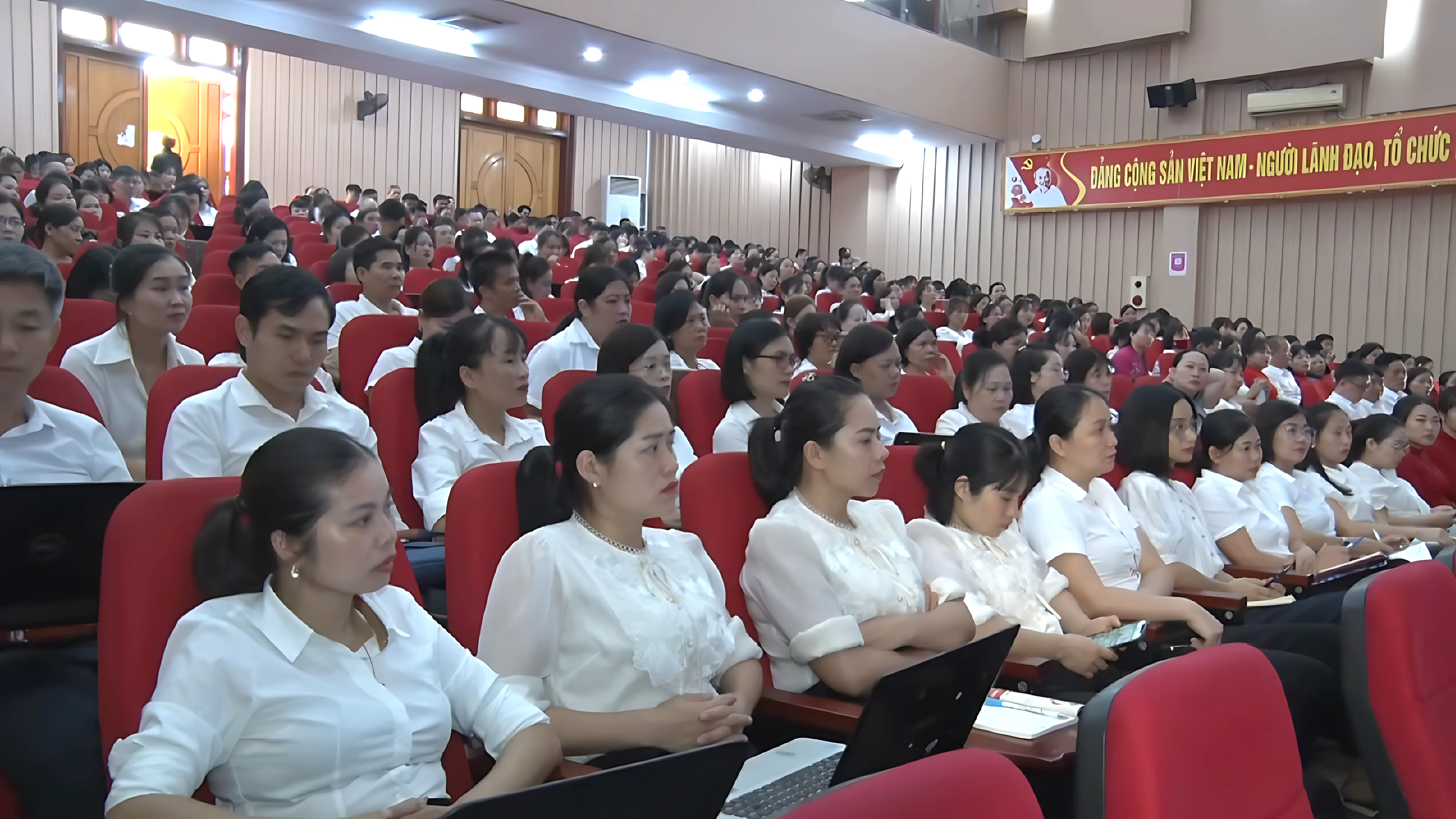 500 cán bộ, công chức, viên chức trên địa bàn xã Văn Bàn tham gia lớp tập huấn. 8vanbanda-sua.png