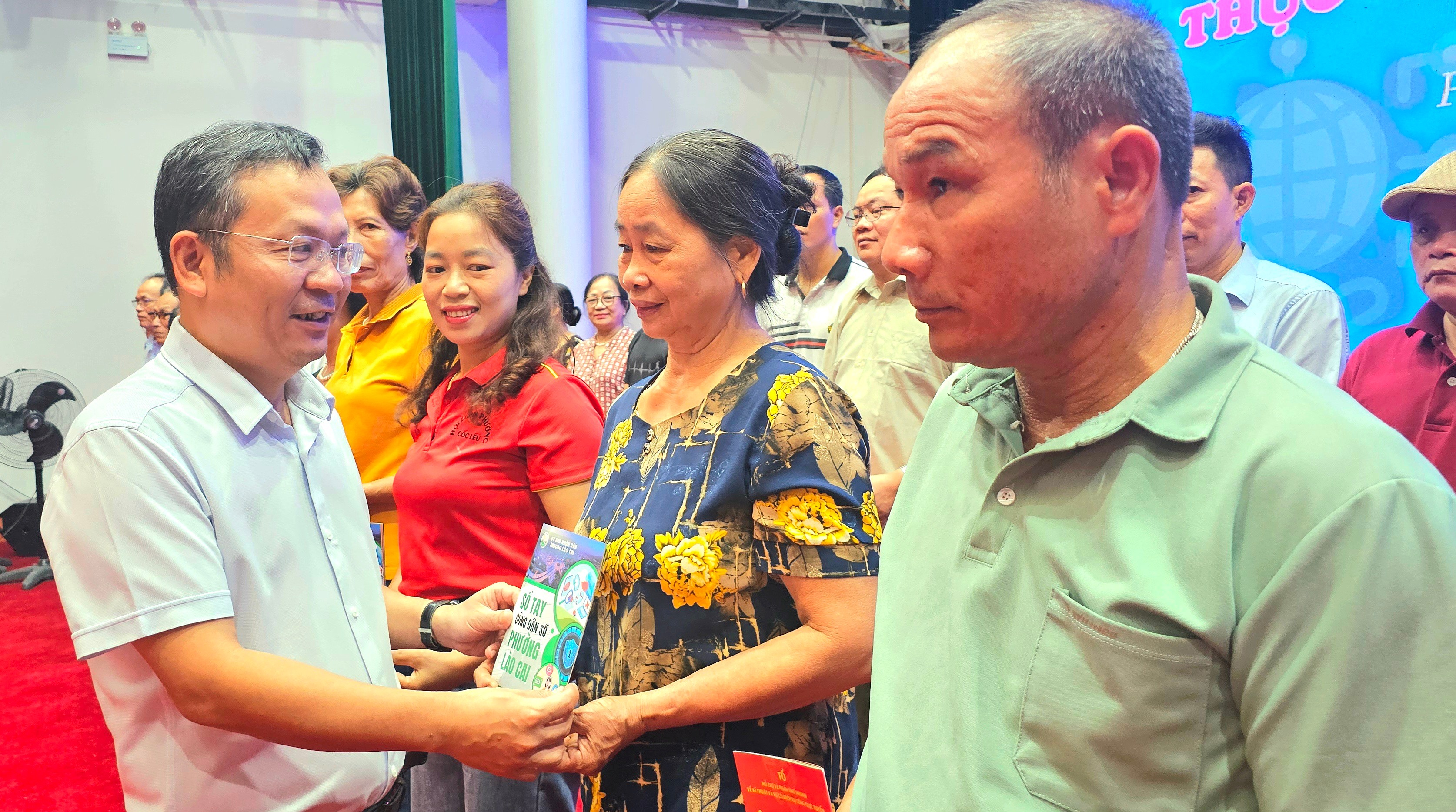 Trao Sổ tay “Công dân số phường Lào Cai” cho người dân. 20250818-083325.jpg