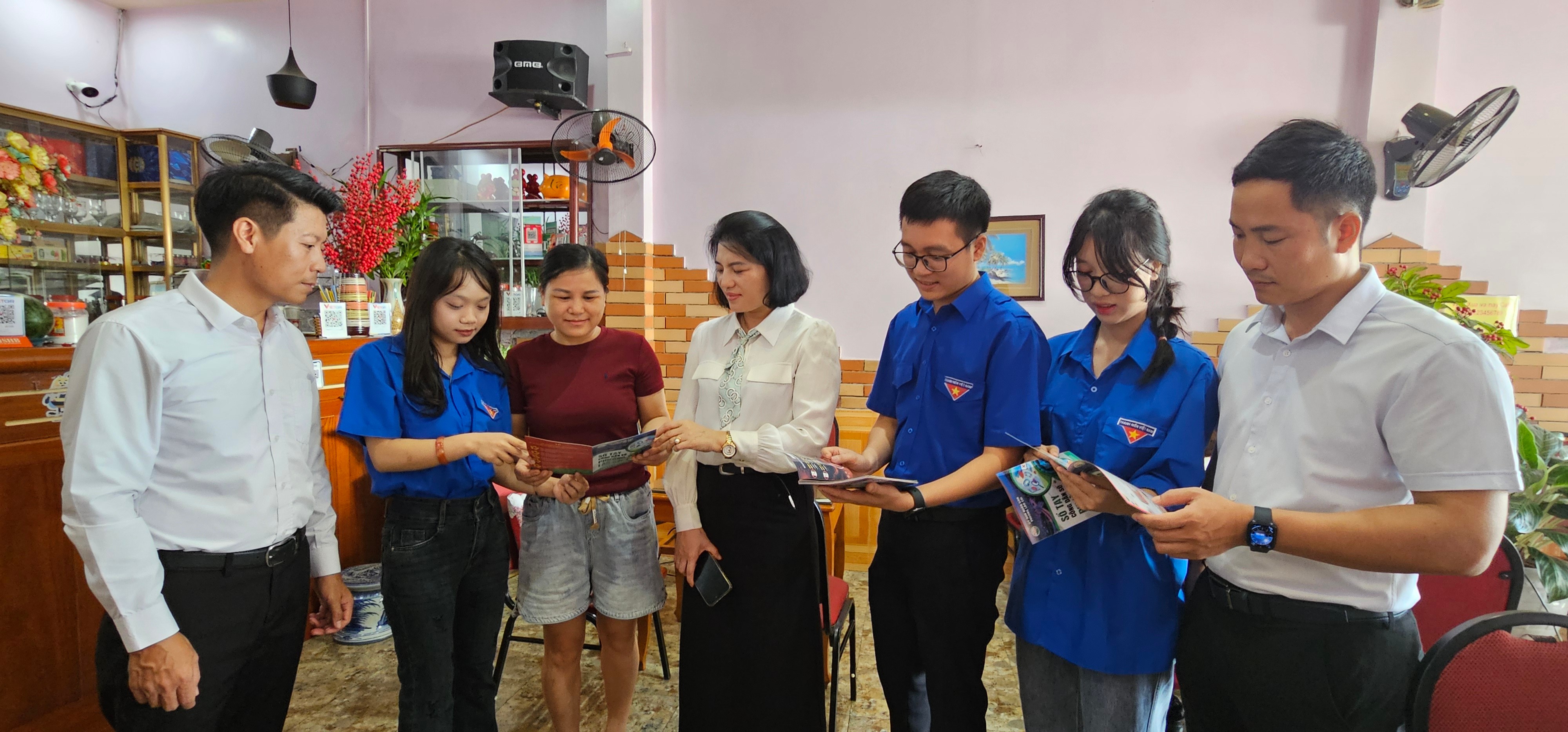 Đoàn viên, thanh niên hướng dẫn người dân làm thủ tục hành chính trực tuyến tại nhà. 20250818-085559.jpg