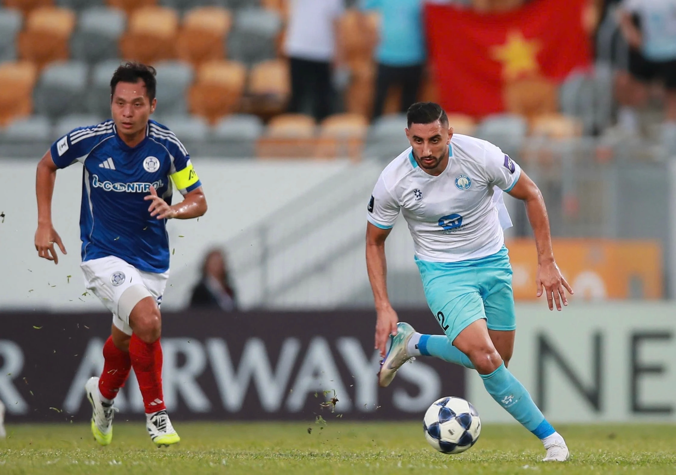 CLB Nam Định (phải) chơi tự tin trên sân khách của đại diện Hồng Kông.