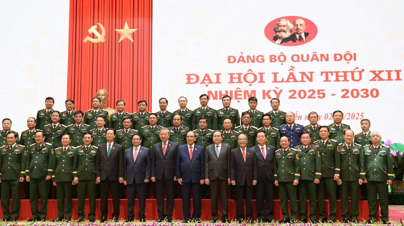 Các đồng chí lãnh đạo, nguyên lãnh đạo Đảng, Nhà nước, Quân đội chụp ảnh lưu niệm tại Đại hội.