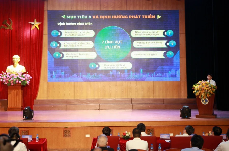 Đại biểu tham luận tại hội nghị.