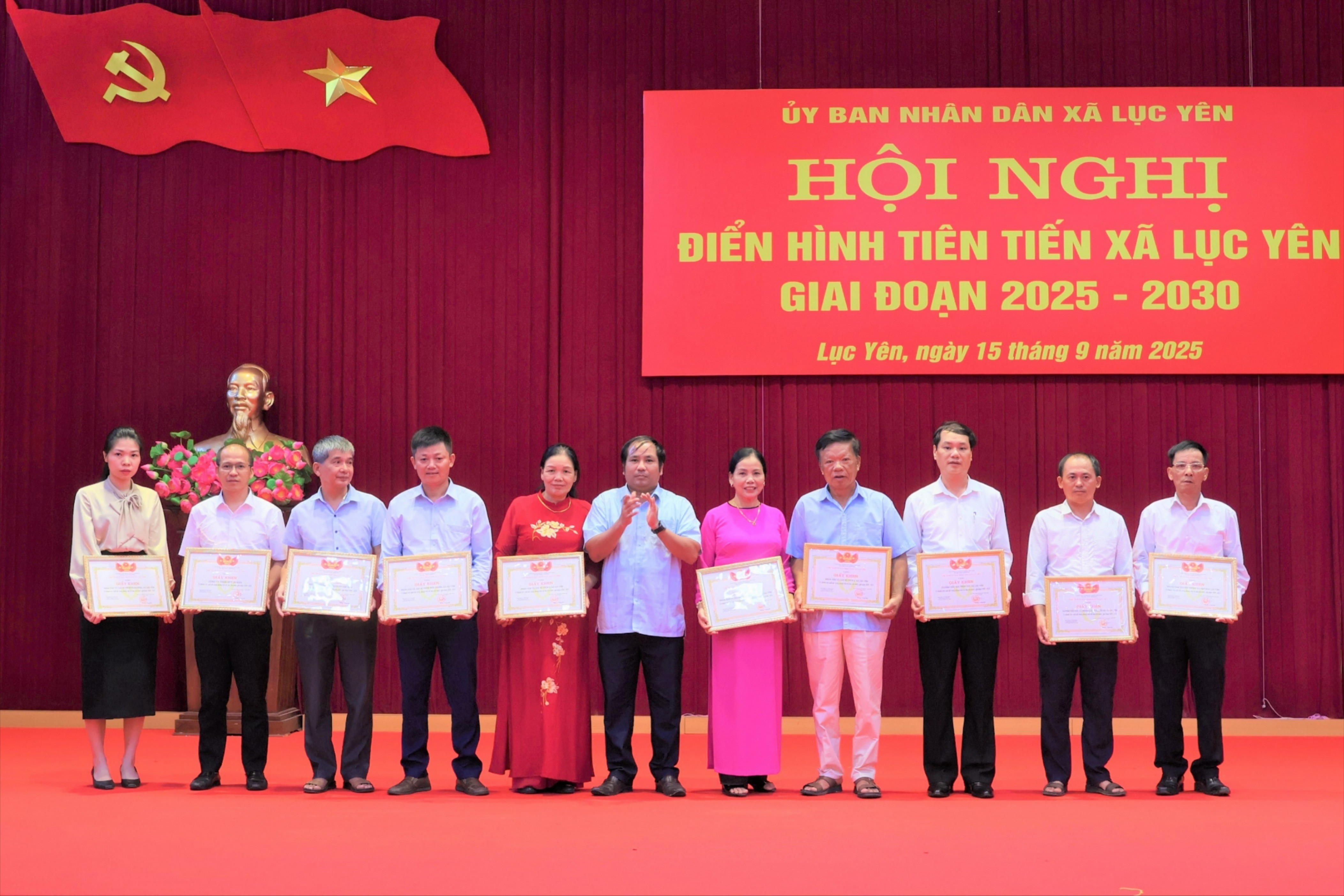 Chủ tịch UBND xã Hoàng Trung Hải trao giấy khen cho các tập thể điển hình tiên tiến. giaykhen-4717-5806.jpg
