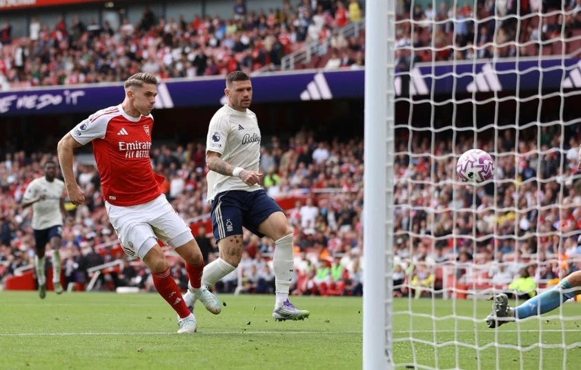 Gyokeres nhân đôi cách biệt cho Arsenal với pha đệm bóng dễ dàng.