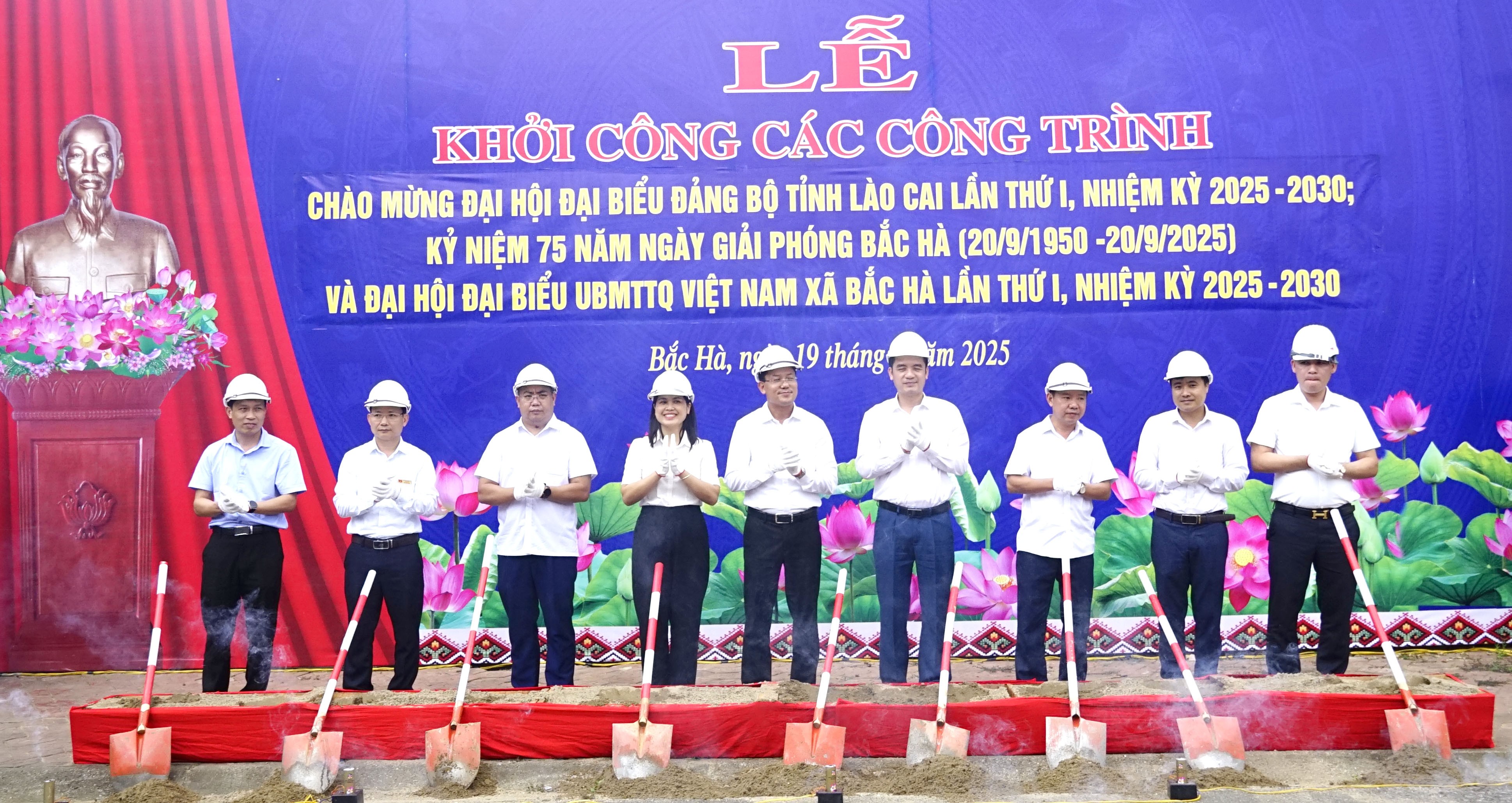 Các đại biểu thực hiện nghi thức khởi công các công trình. khoicong2.jpg