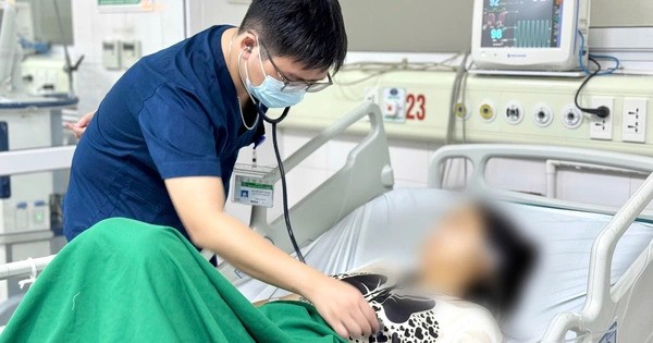 Bác sĩ BV Bệnh Nhiệt đới Trung ương đang điều trị cho bệnh nhân. sotret.jpg
