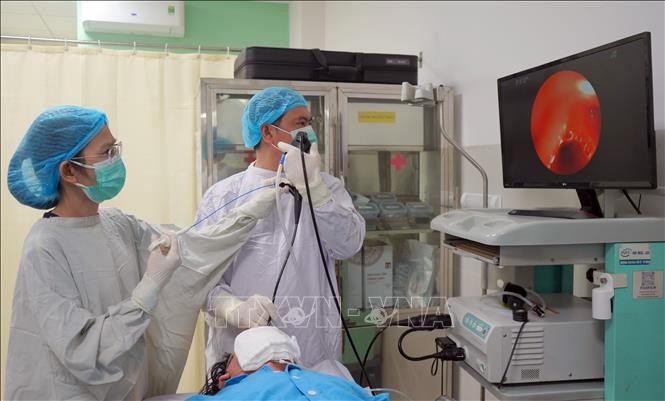 Nhân viên y tế Bệnh viện Đà Nẵng thực hiện nội soi lấy dị vật là 2 chiếc răng giả ra khỏi phế quản bệnh nhân.