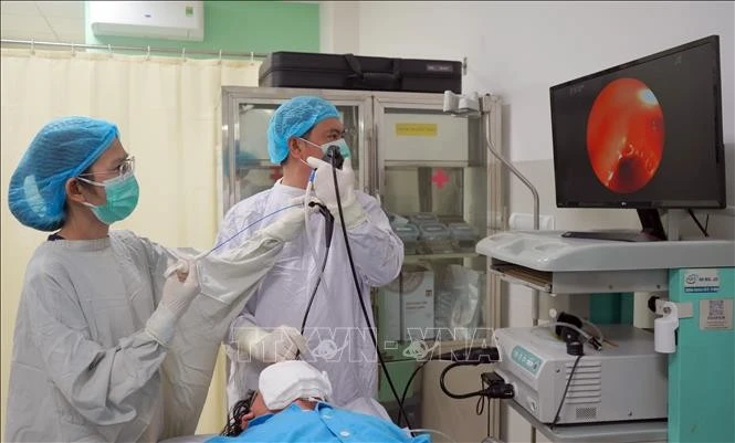 Nhân viên y tế Bệnh viện Đà Nẵng thực hiện nội soi lấy dị vật là 2 chiếc răng giả ra khỏi phế quản bệnh nhân.