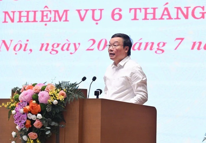 Thứ trưởng Bộ Nội vụ Trương Hải Long báo cáo tại cuộc họp.