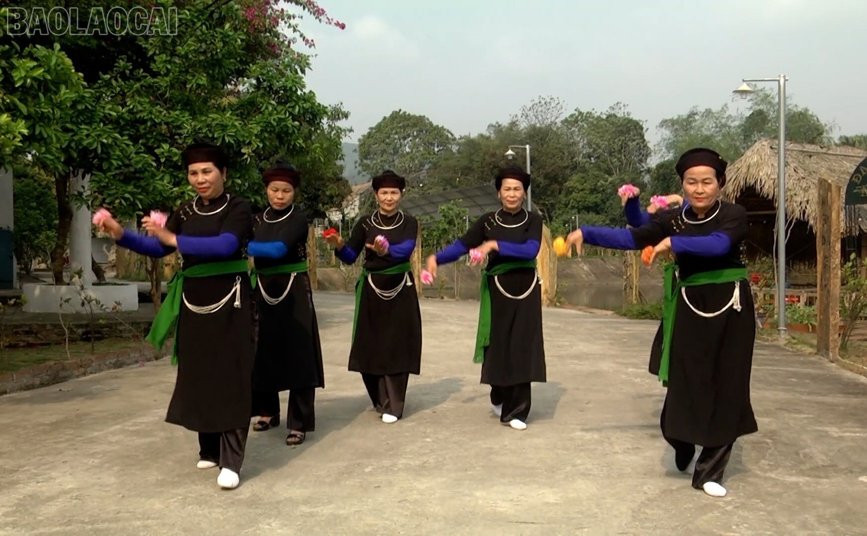 Membrii clubului practică activ artele spectacolului. tamhon1.jpg