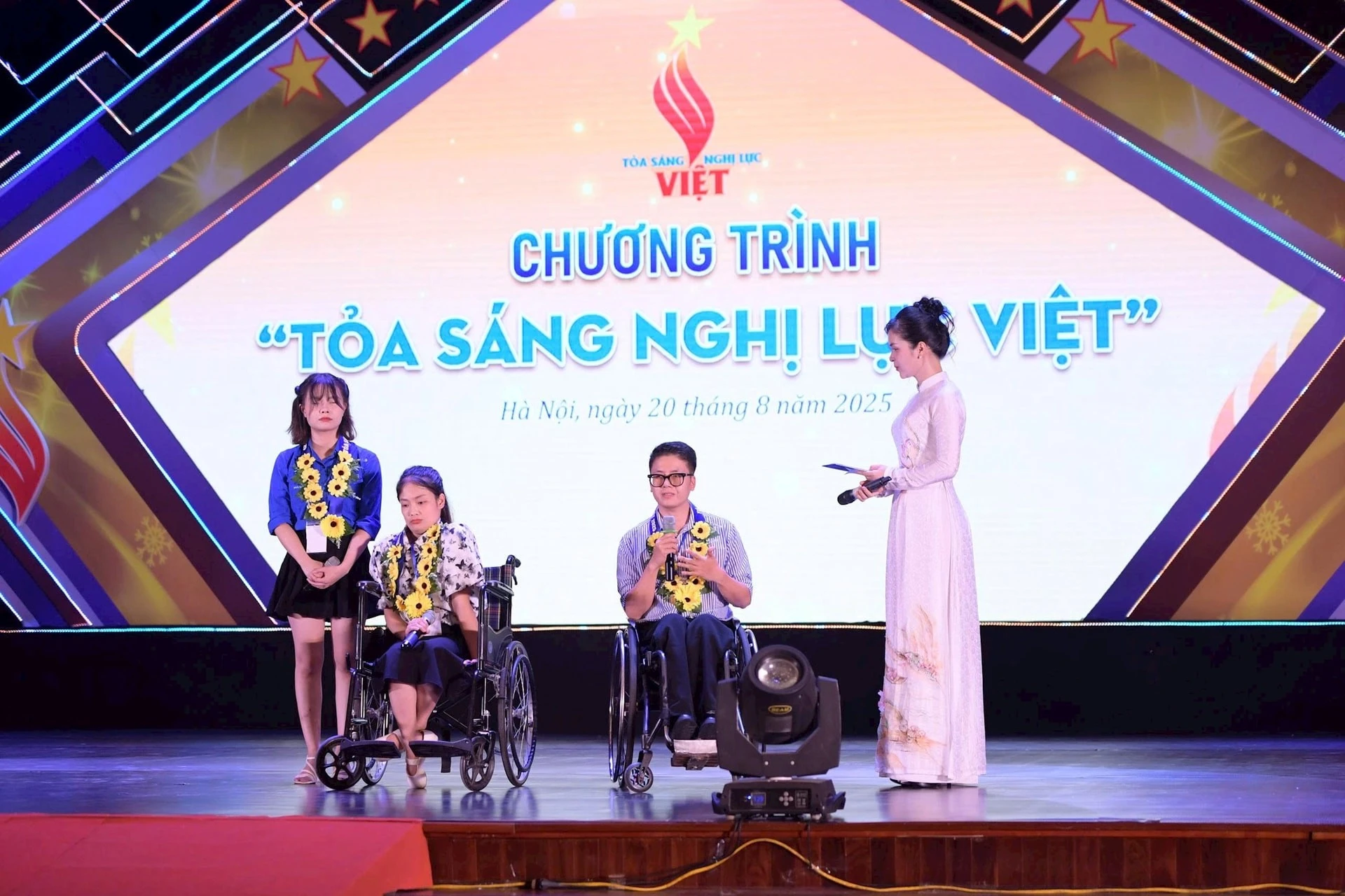 Các thanh niên khuyết tật tiêu biểu giao lưu chia sẻ “Tỏa sáng nghị lực Việt”.