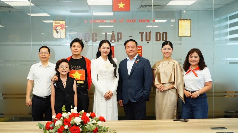Các đại sứ chụp ảnh lưu niệm cùng đại diện Quỹ và nhà tài trợ. Các đại sứ chụp ảnh lưu niệm cùng đại diện Quỹ và nhà tài trợ.