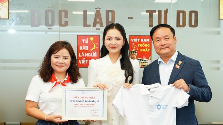 Ca sĩ Duyên Quỳnh (giữa) là một trong nhiều gương mặt đại sứ cho Quỹ. Ca sĩ Duyên Quỳnh (giữa) là một trong nhiều gương mặt đại sứ cho Quỹ.