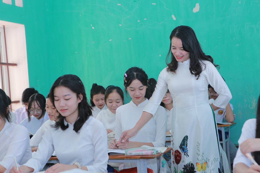 Nghị quyết số 71-NQ/TƯ khẳng định vai trò lãnh đạo toàn diện của tổ chức Đảng, hướng đến một nền giáo dục tinh gọn, thực chất. Nghị quyết số 71-NQ/TƯ khẳng định vai trò lãnh đạo toàn diện của tổ chức Đảng, hướng đến một nền giáo dục tinh gọn, thực chất.