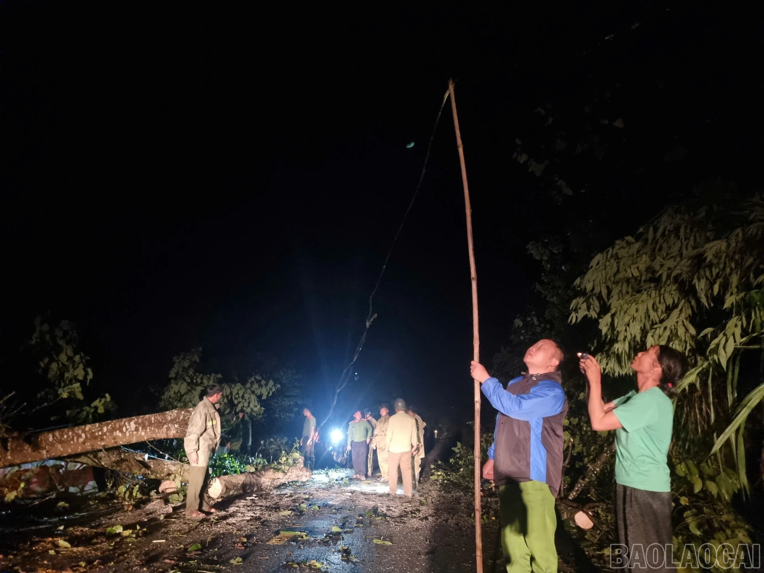 Công an xã xử lý các cột điện bị gãy, đổ gây nguy hiểm cho người đi đường.