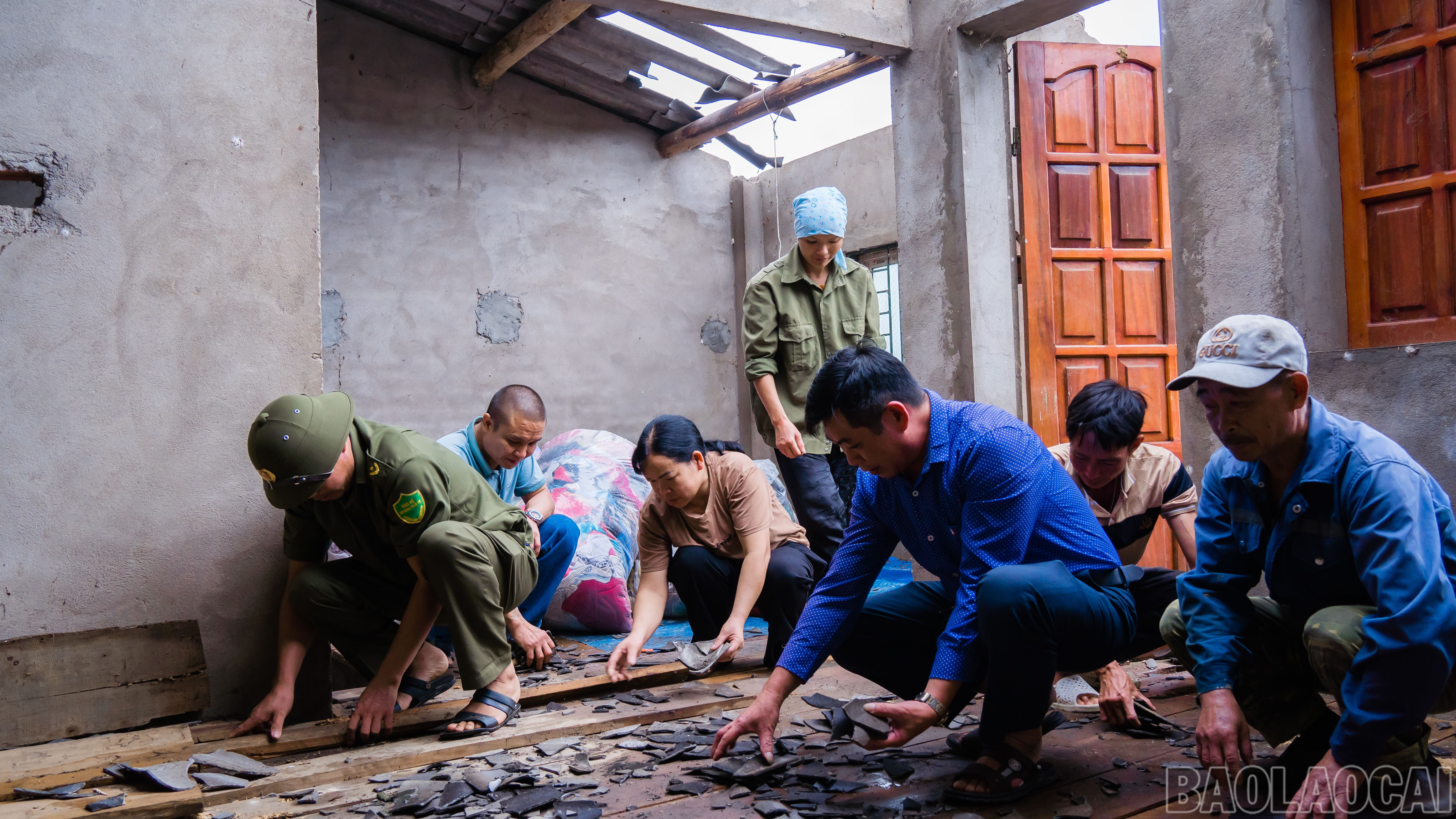 Các lực lượng hỗ trợ dọn dẹp, giúp gia đình sớm ổn định cuộc sống.