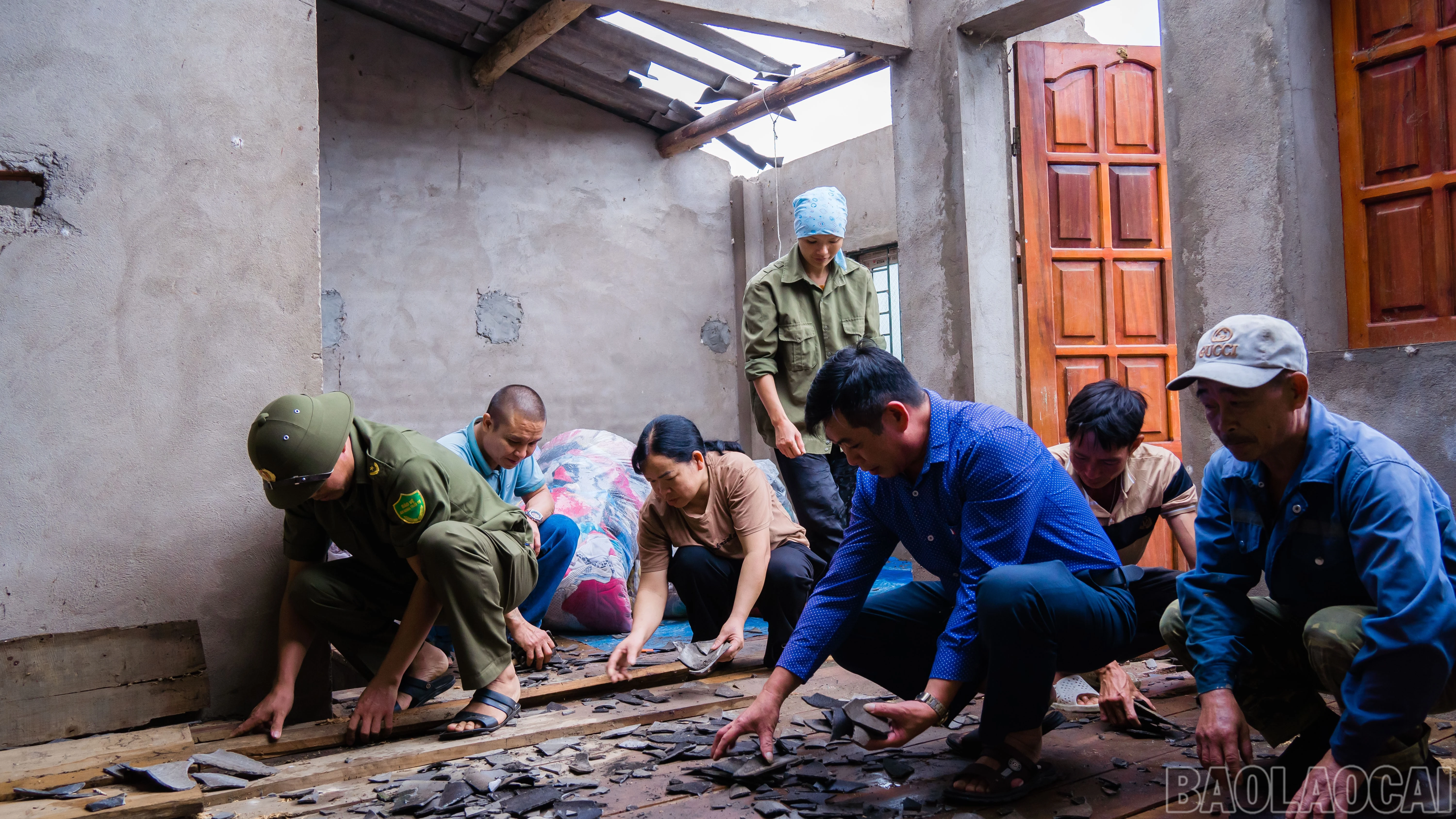 Các lực lượng hỗ trợ dọn dẹp, giúp gia đình sớm ổn định cuộc sống.