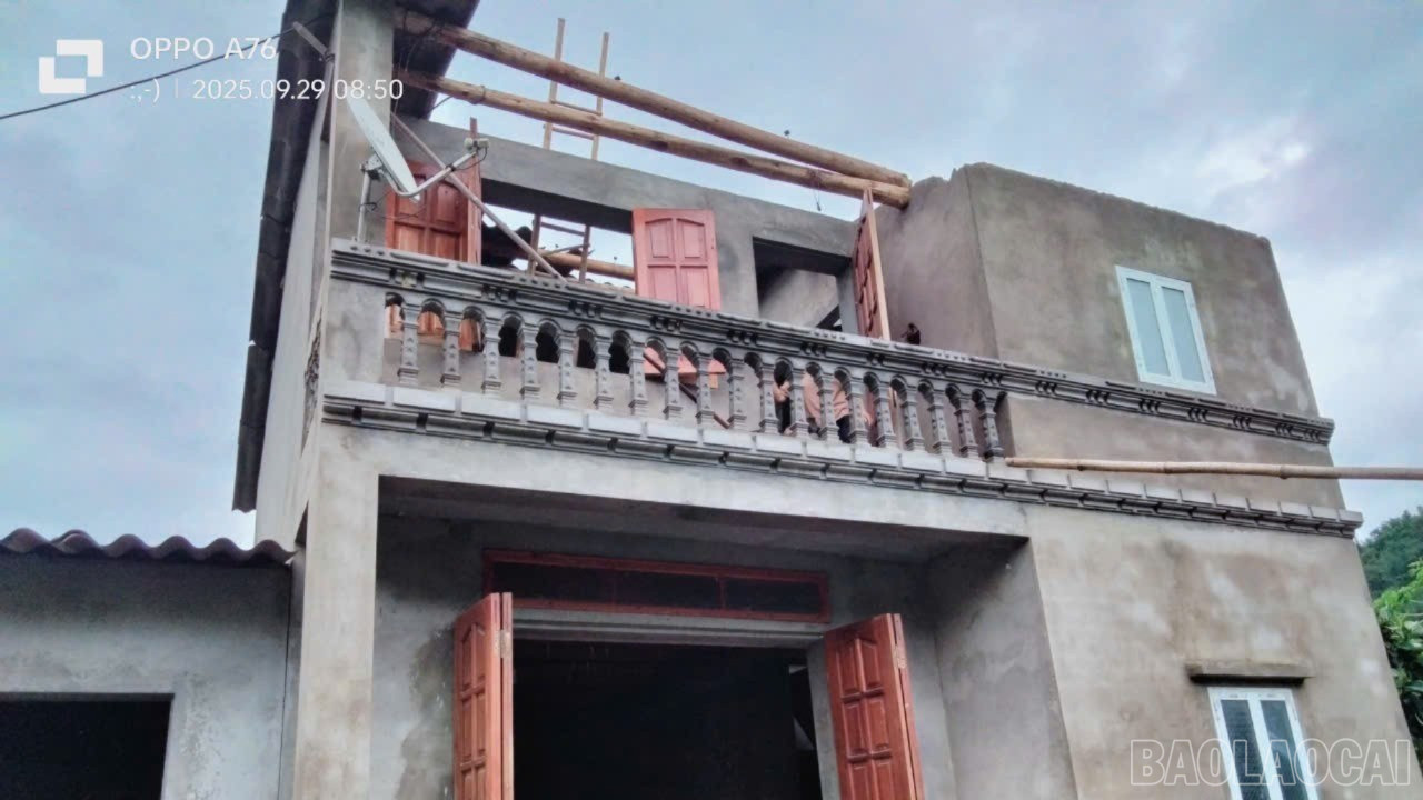 Ngôi nhà của anh Cao Ngọc Tuân, thôn Na Đẩy bị tốc mái hoàn toàn.