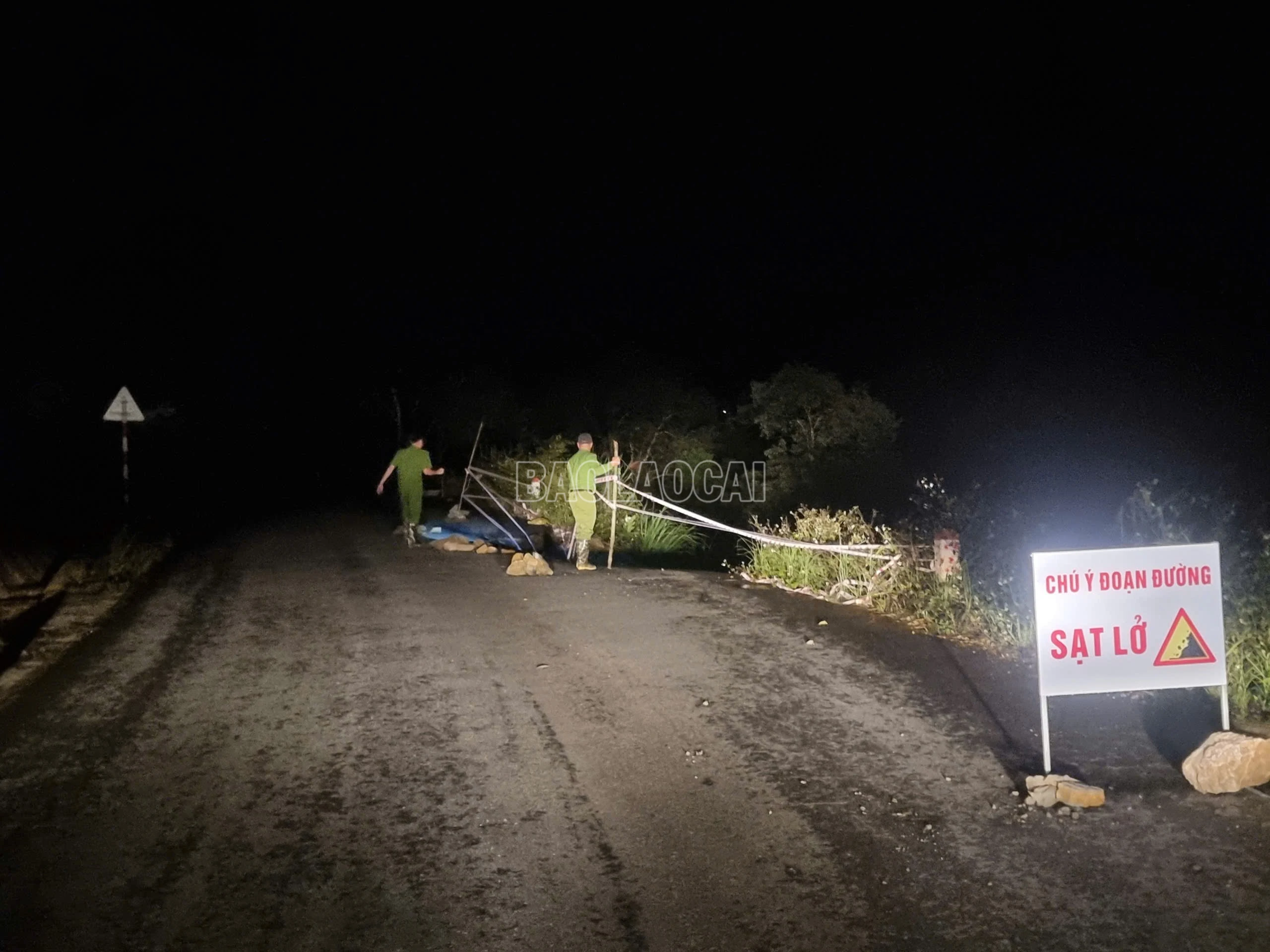 Công an xã kiểm tra các điểm sạt lở và đặt biển cảnh báo.