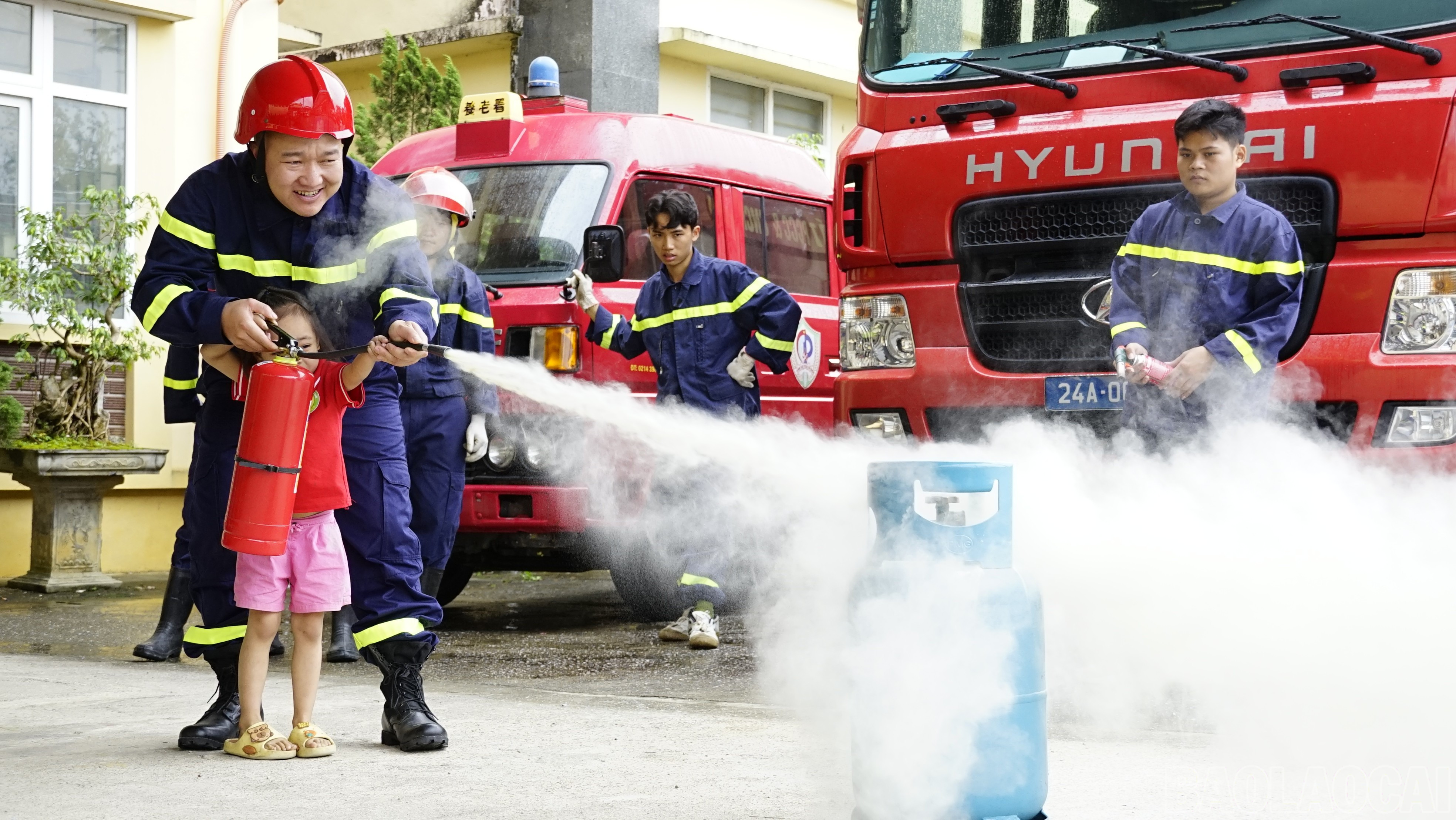 Một số hoạt động trải nghiệm các thiết bị dập lửa ở các đám cháy nhỏ. baolaocai-br_dsc3056.jpg