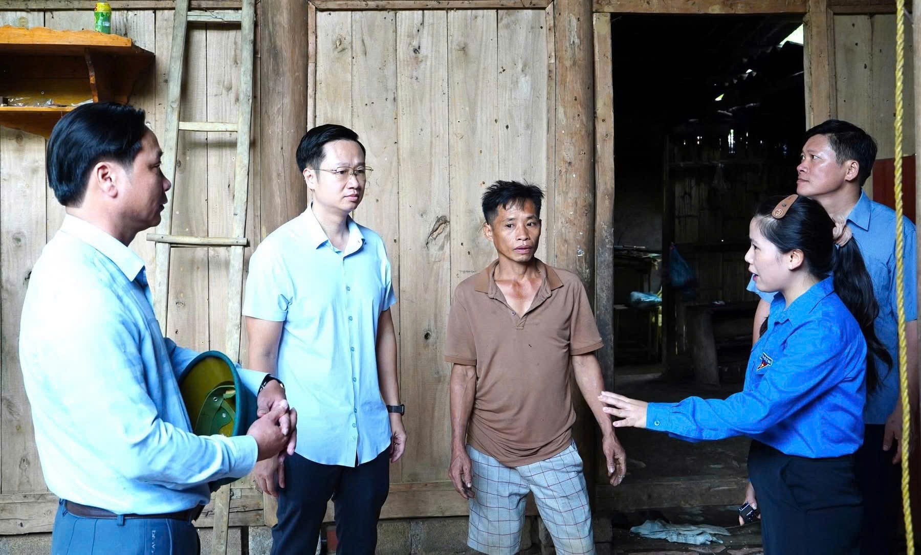 Đoàn viên tham gia tuyên truyền, vận động người dân về chủ trương giải phóng mặt bằng phục vụ Dự án Đường dây 500kV Lào Cai - Vĩnh Yên. 2.jpg