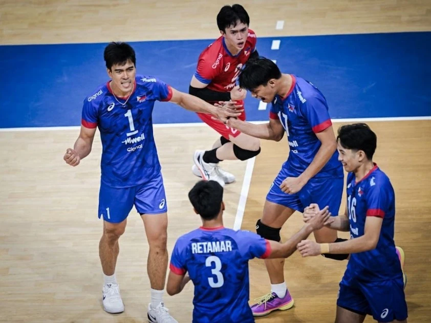 Nỗ lực của Bryan Bagunas (số 1) là không đủ để giúp Philippines có ít nhất 1 set thắng ở trận ra quân.