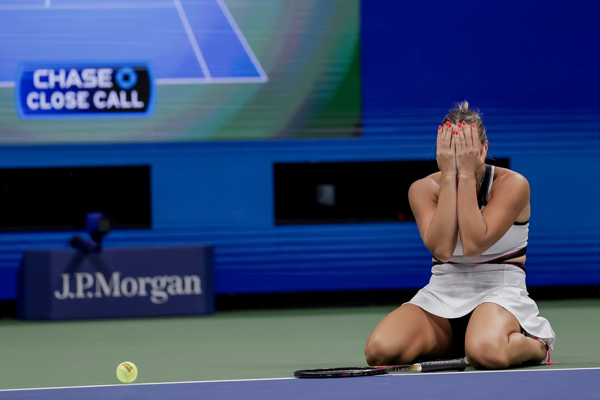Khoảnh khắc mừng chiến thắng của Sabalenka. sabalen.jpg