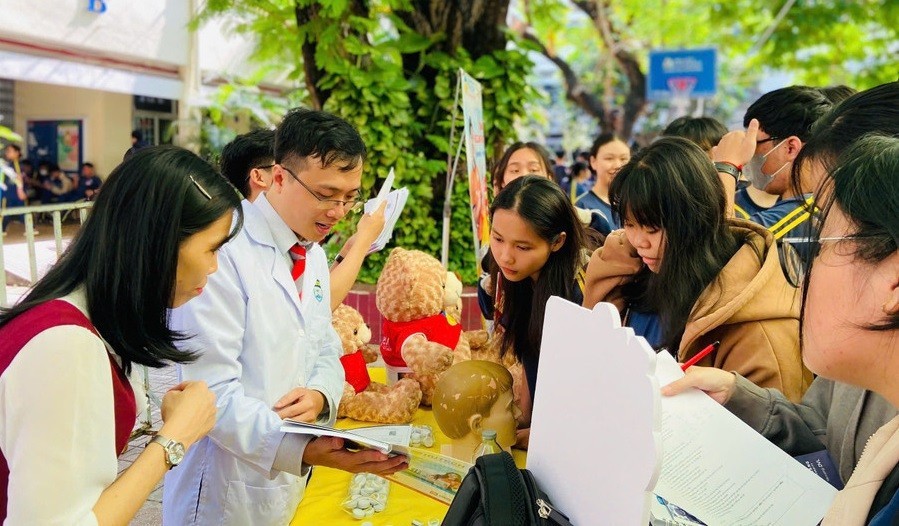 Học sinh Trường THPT Nguyễn Công Trứ (TPHCM) tham gia chuyên đề hướng nghiệp “Áo blouse trắng tương lai”. 11-7hocy.jpg