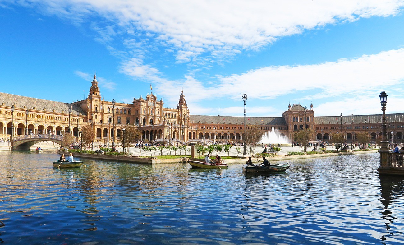 Sevilla là thủ phủ và thành phố lớn nhất của cộng đồng tự trị Andalusia và tỉnh Seville thuộc Tây Ban Nha. Thành phố nằm ở hạ lưu sông Guadalquivir, phía tây nam bán đảo Iberia