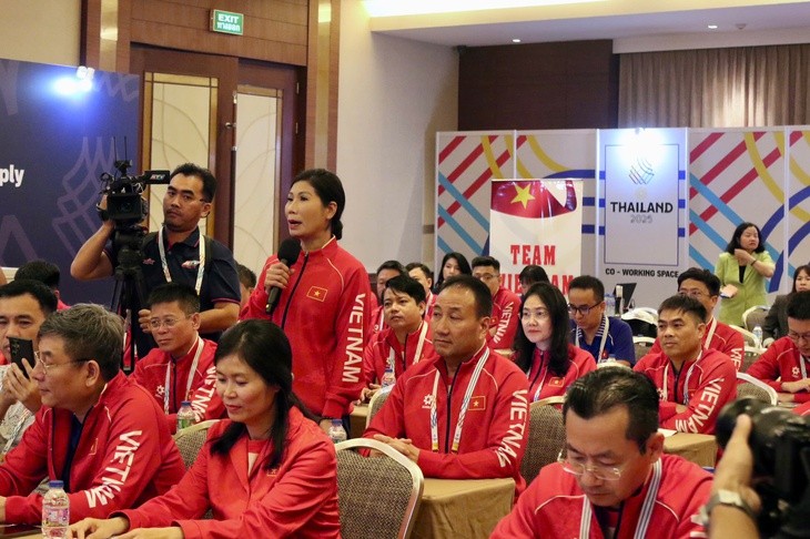 Các thành viên của đoàn thể thao Việt Nam trong buổi làm việc với Bộ trưởng Nguyễn Văn Hùng.