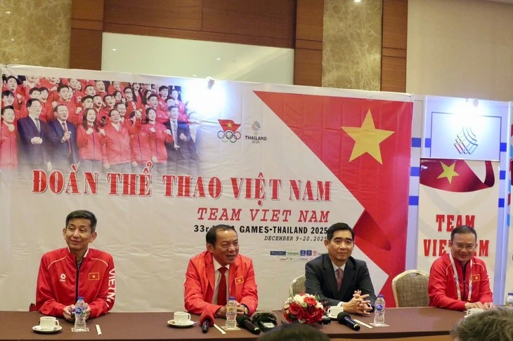 Đại diện các lãnh đạo tại buổi thăm, làm việc cùng đoàn thể thao Việt Nam sáng 9-12. Từ trái sang: Ông Nguyễn Danh Hoàng Việt - Cục trưởng Cục Thể dục thể thao; Ông Nguyễn Văn Hùng - Bộ trưởng Bộ Văn hóa, Thể thao và Du lịch; Ông Phạm Việt Hùng - Đại sứ Việt Nam tại Thái Lan; Ông Nguyễn Hồng Minh - Phó cục trưởng Cục Thể dục thể thao, Trưởng đoàn thể thao Việt Nam tại SEA Games 33.