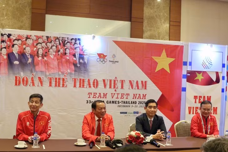 Đại diện các lãnh đạo tại buổi thăm, làm việc cùng đoàn thể thao Việt Nam sáng 9-12. Từ trái sang: Ông Nguyễn Danh Hoàng Việt - Cục trưởng Cục Thể dục thể thao; Ông Nguyễn Văn Hùng - Bộ trưởng Bộ Văn hóa, Thể thao và Du lịch; Ông Phạm Việt Hùng - Đại sứ Việt Nam tại Thái Lan; Ông Nguyễn Hồng Minh - Phó cục trưởng Cục Thể dục thể thao, Trưởng đoàn thể thao Việt Nam tại SEA Games 33.