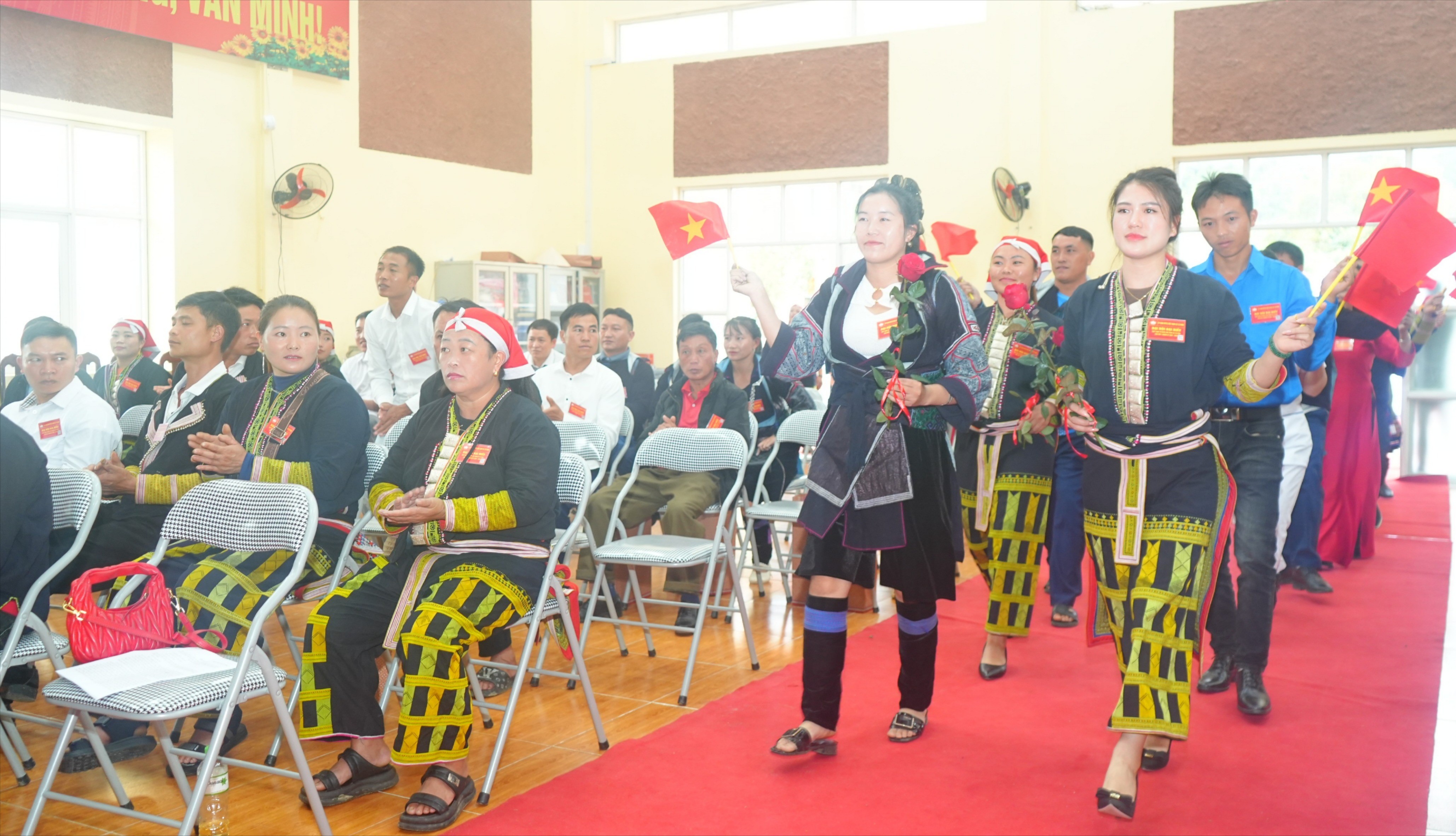 Đoàn đại biểu các dân tộc tặng hoa chúc mừng đại hội. dsc01469-7428.jpg