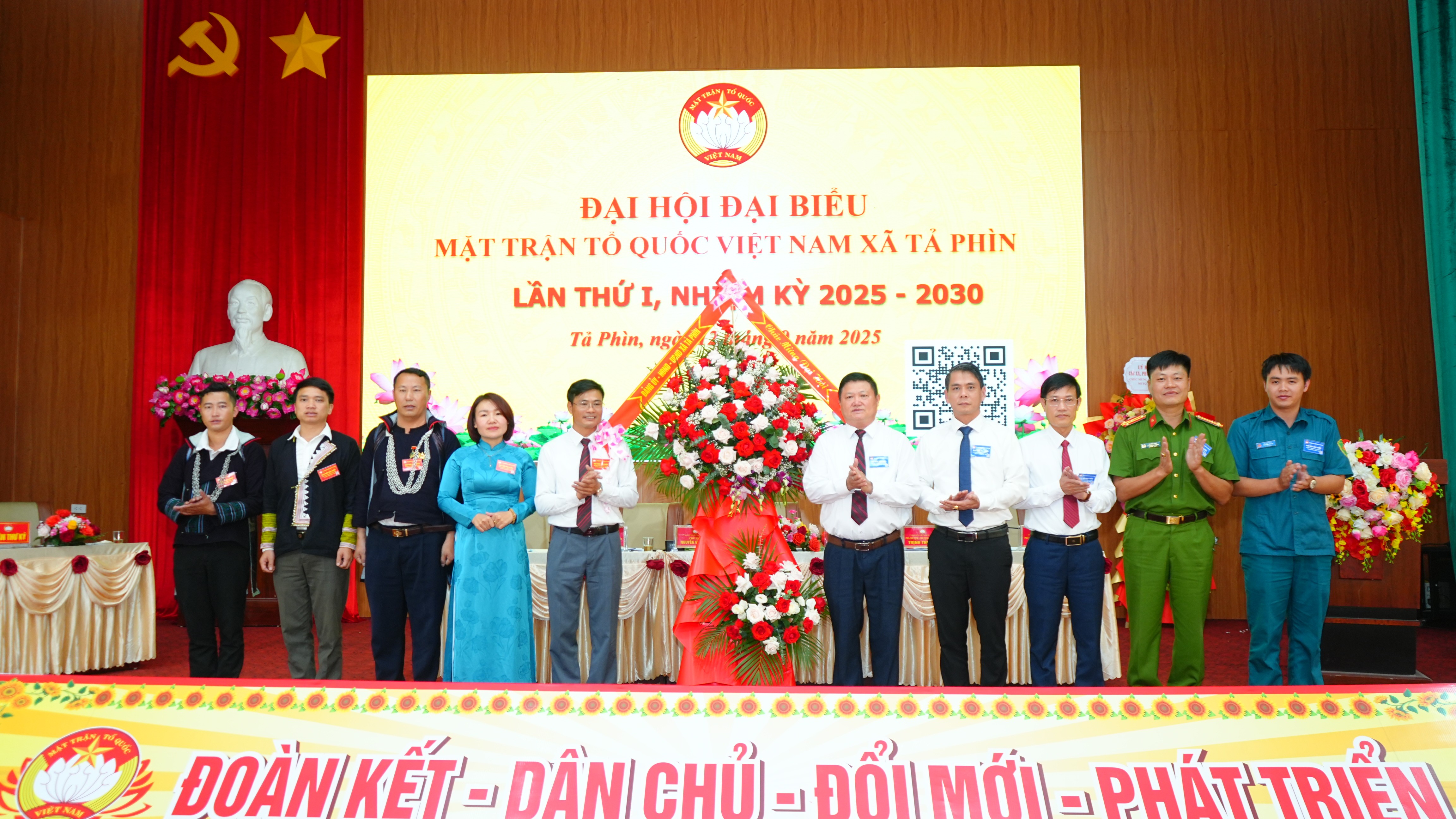 Lãnh đạo xã Tả Phìn tặng hoa chúc mừng đại hội. dsc01627.jpg