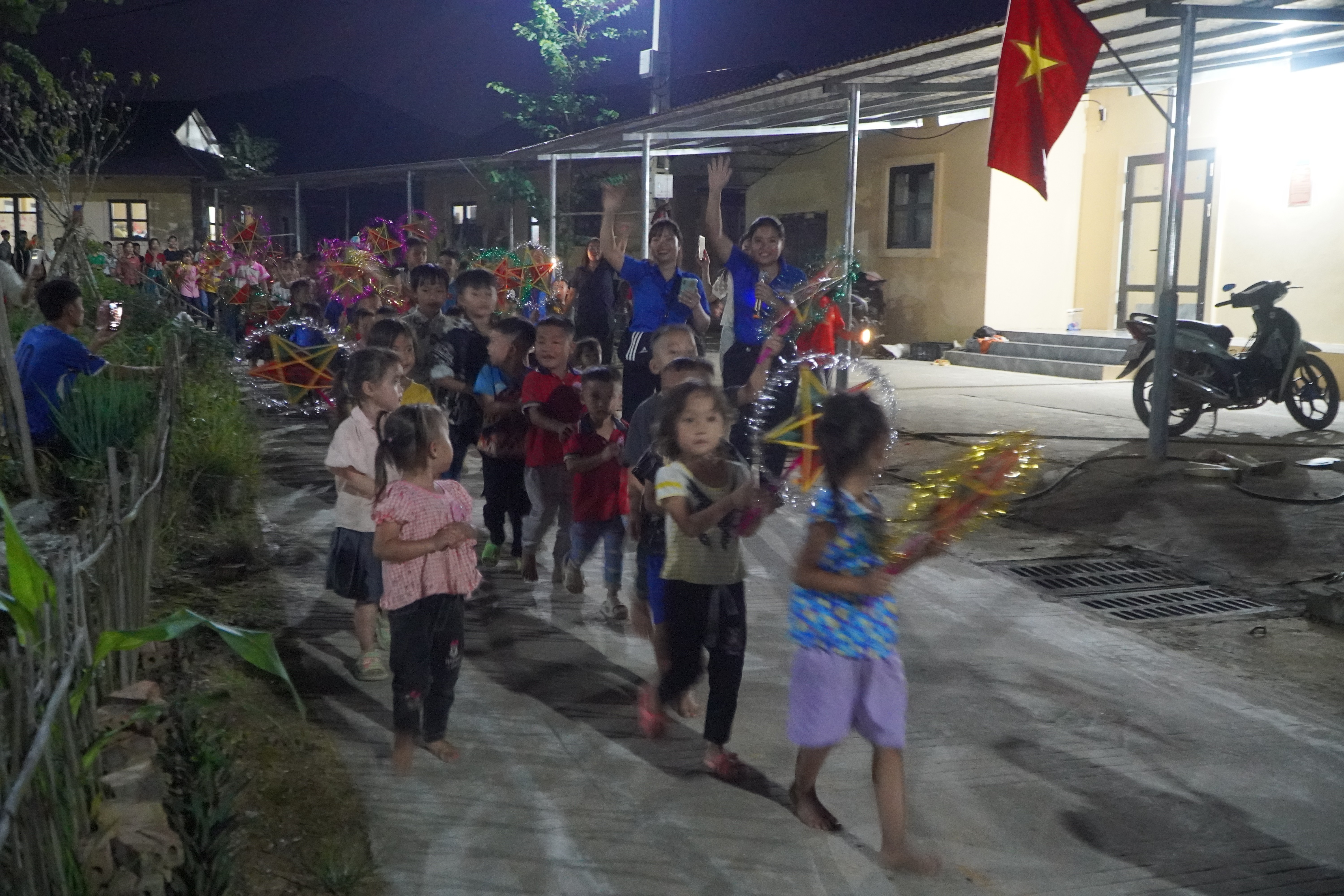 Thiếu nhi thôn Nậm Tông vui Trung thu, phá cỗ, rước đèn. Thiếu nhi thôn Nậm Tông vui Trung thu, phá cỗ, rước đèn.
