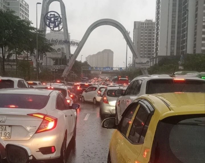 Cầu Nhật Tân hướng sang Đông Anh kẹt cứng.