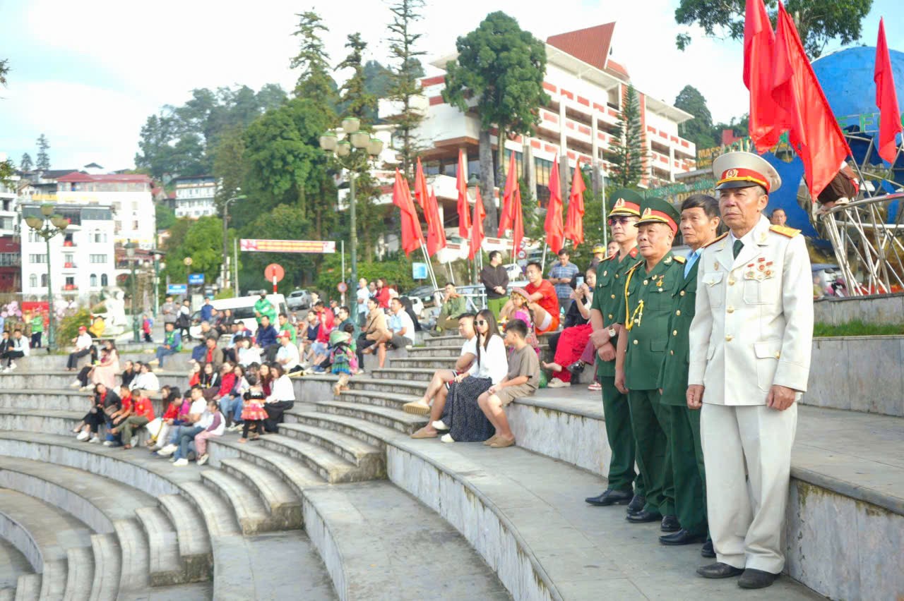 Các cựu chiến binh cùng người dân và du khách theo dõi Lễ diễu binh, diễu hành kỷ niệm 80 năm Cách mạng Tháng Tám và Quốc khánh 02/9. sapa1.jpg