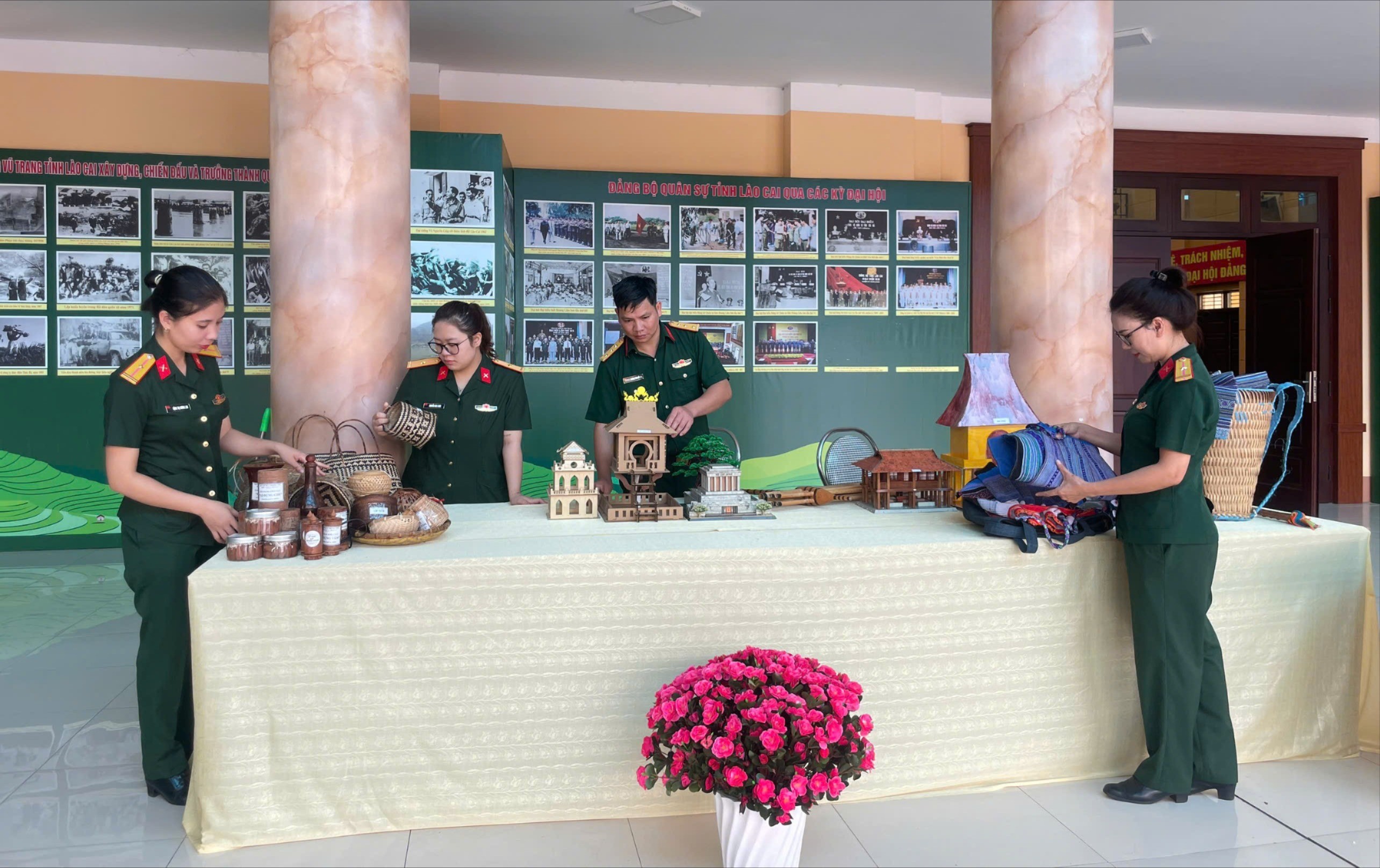 Gian trưng bày sản phẩm khéo tay hay làm của Hội Phụ nữ Bộ CHQS tỉnh. 10.jpg