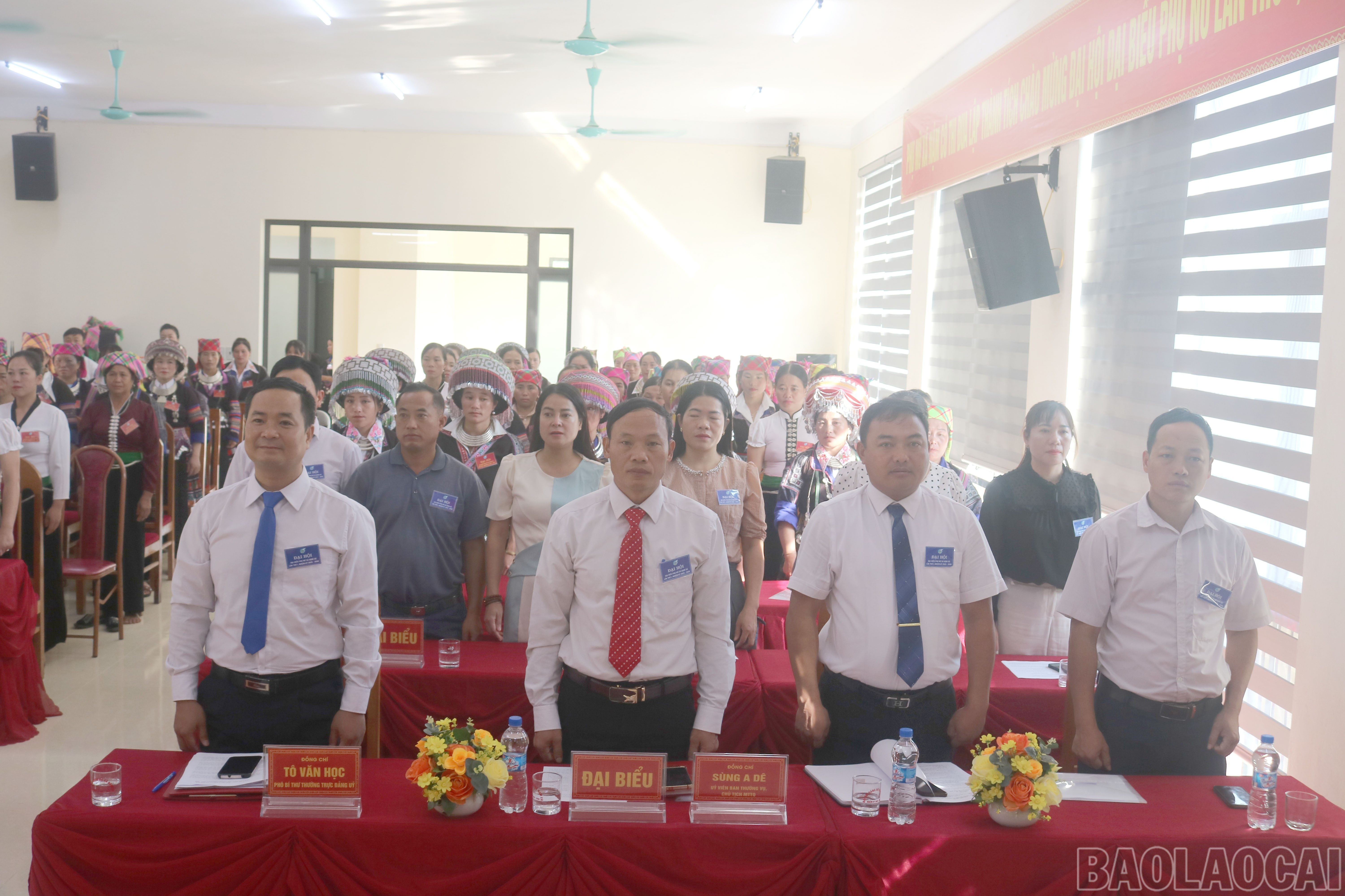 Các đại biểu dự đại hội thực hiện nghi lễ chào cờ. baolaocai-br_2-1583.jpg