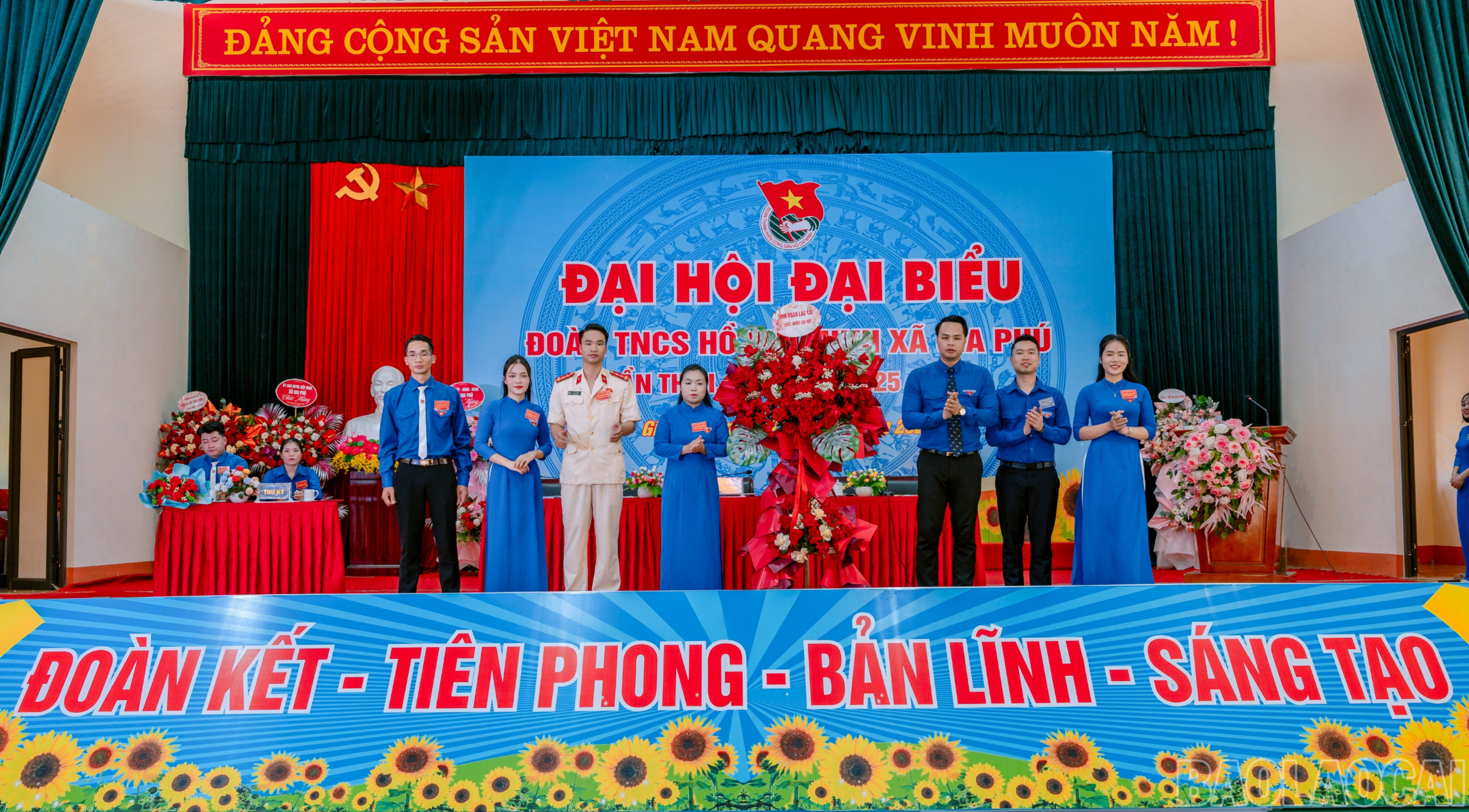 Lãnh đạo Tỉnh đoàn tặng hoa chúc mừng đại hội. baolaocai-br_br-giaphu1-5829.jpg