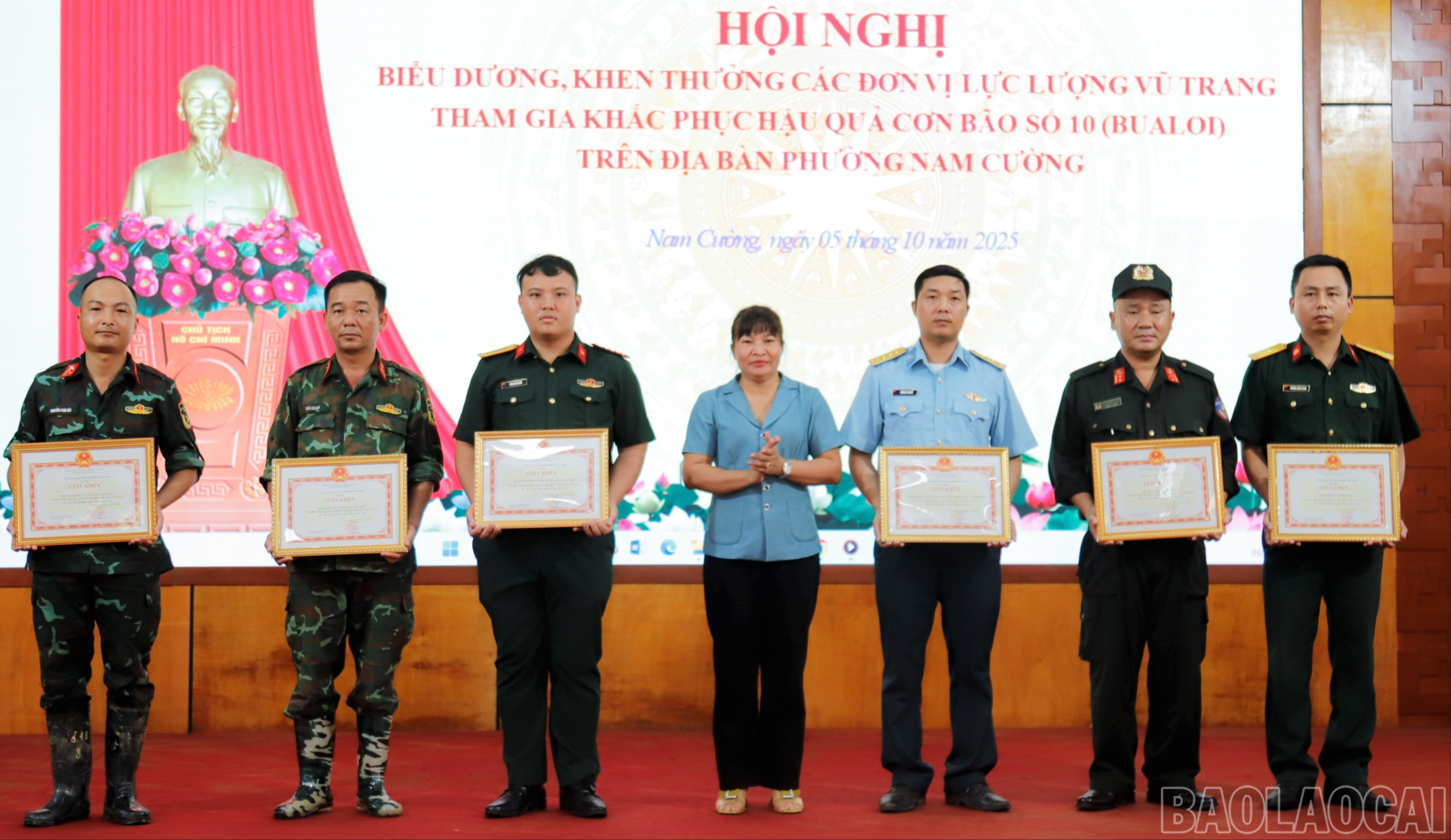 Lãnh đạo phường Nam Cường khen thưởng các tập thể có thành tích xuất sắc. baolaocai-br_tapthe-4881.jpg